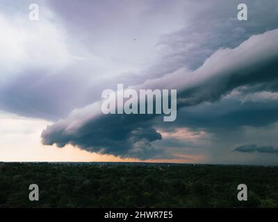 nuvole di tempesta sovraimpressione sullo spazio di copia della città Foto Stock