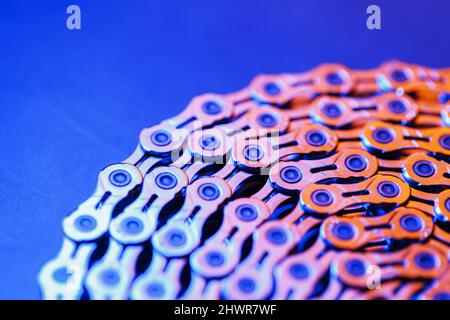 La struttura di una catena di bicicletta è un primo piano dei collegamenti di trasmissione della coppia a schermo intero Foto Stock