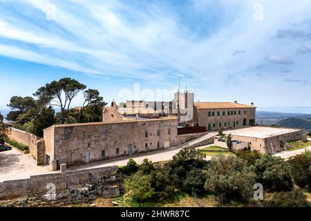 Spagna, Maiorca, vista in elicottero del Santuario di cura situato sulla cima di Puig de Randa in estate Foto Stock