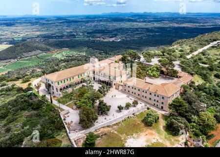 Spagna, Maiorca, vista in elicottero del Santuario di cura situato sulla cima di Puig de Randa in estate Foto Stock