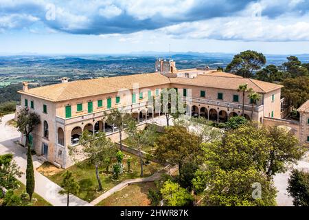 Spagna, Maiorca, vista in elicottero del Santuario di cura situato sulla cima di Puig de Randa in estate Foto Stock