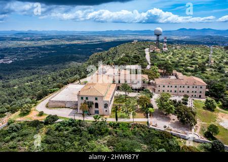 Spagna, Maiorca, vista in elicottero del Santuario di cura situato sulla cima di Puig de Randa in estate Foto Stock