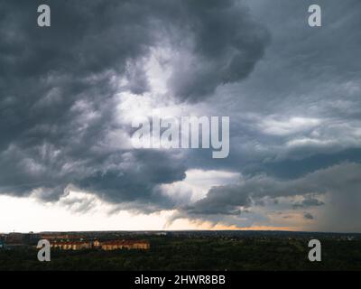 nuvole di tempesta sovraimpressione sullo spazio di copia della città Foto Stock