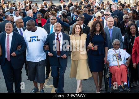 Martin Luther King III, John Miles Lewis, Charles Mauldin, Vice Presidente degli Stati Uniti Kamala Harris e Kendra Anion, Annie Pearl Avery e Doug Emhoff si affiancano mentre attraversano il ponte Edmund Pettus a Selma, Alabama per commemorare il 57th anniversario della Domenica Bloody il 6 marzo 2022. Credito: Riso Andi/piscina via CNP /MediaPunch Foto Stock