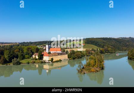 Germania, Baviera, Neuhaus am Inn, Drone vista del fiume Inn e Vornbach Abbazia in estate Foto Stock