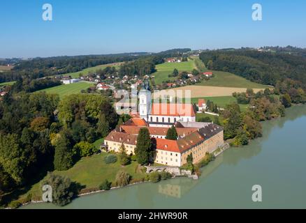 Germania, Baviera, Neuhaus am Inn, Drone vista dell'Abbazia di Vornbach in estate Foto Stock