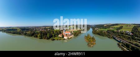 Germania, Baviera, Neuhaus am Inn, Drone vista del fiume Inn e Vornbach Abbazia in estate Foto Stock