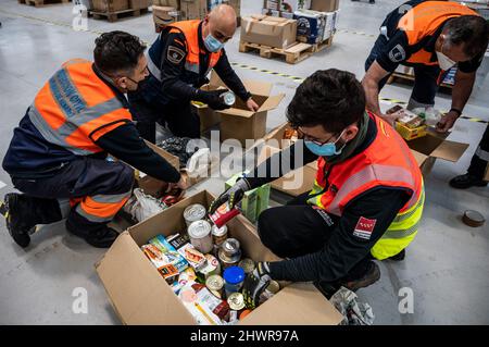 Madrid, Spagna. 07th Mar 2022. I volontari preparano le spedizioni per l'Ucraina presso il centro di coordinamento logistico dell'ospedale Enfermera Isabel Zendal. Il governo regionale di Madrid ha istituito un punto logistico presso l'ospedale da cui il materiale di aiuto umanitario viene spedito in Ucraina mentre l'invasione russa continua. Credit: Marcos del Maio/Alamy Live News Foto Stock