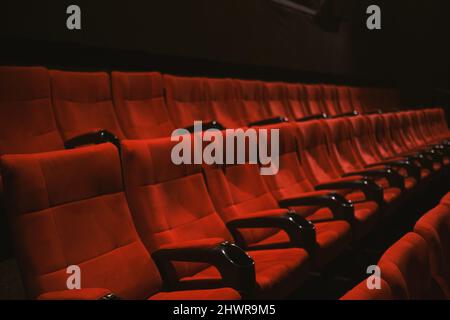 Sedili cinematografici di colore rosso senza persone. Foto Stock