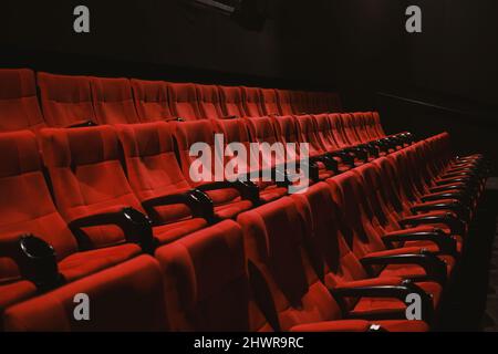 Sedili cinematografici di colore rosso senza persone. Foto Stock