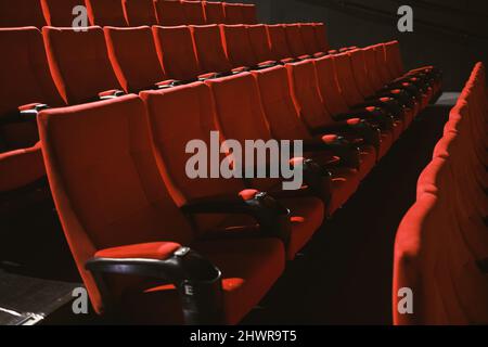 Sedili cinematografici di colore rosso senza persone. Foto Stock