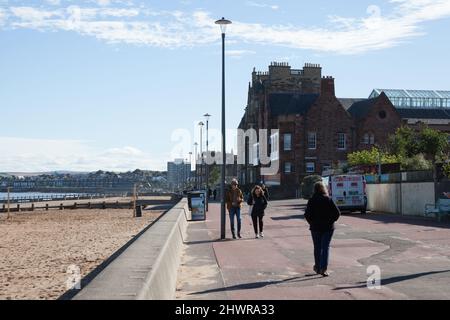 Persone che camminano lungo la Promenade a Portobello Beach a Edimburgo, Scozia nel Regno Unito Foto Stock