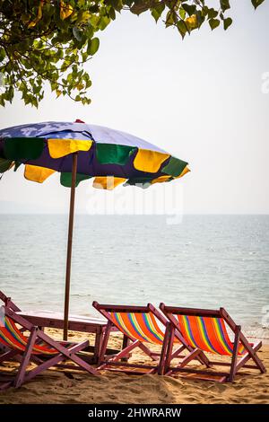 Spiaggia di Pattaya con chaise longues e ombrellone, Thailandia Foto Stock