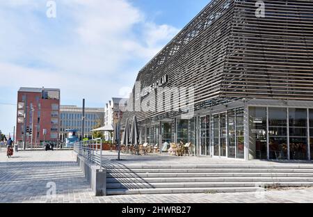 Les Halles de Bacalan, sviluppato da Biltoki, una reinvenzione del mercato tradizionale, che unisce Food Hall, bar caffetteria e un ristorante sotto un unico tetto Foto Stock