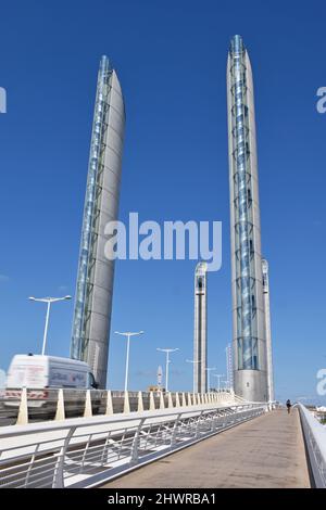 Pont Jacques Chaban Delmas, un ponte sul fiume Garonna, a nord del centro di Bordeaux, un ponte di sollevamento con quattro torri, è stato aperto nel 2013 Foto Stock