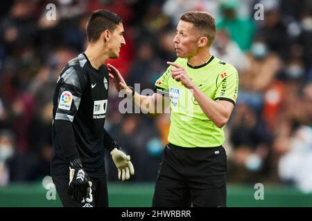 06th marzo 2022; Estadio Martinez Valero, Elche, Spagna; la Liga Football, Elche CF contro FC Barcelona; Edgar Badia di Elche CF e l'arbitro Hernandez Foto Stock