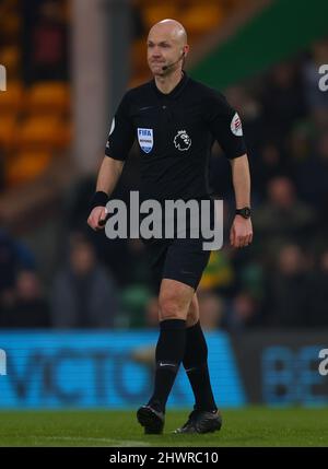 Arbitro, Anthony Taylor - Norwich City contro Brentford, Premier League, Carrow Road, Norwich, Regno Unito - 5th marzo 2022 solo per uso editoriale - si applicano le restrizioni DataCo Foto Stock