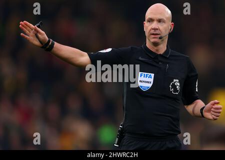 Arbitro, Anthony Taylor - Norwich City contro Brentford, Premier League, Carrow Road, Norwich, Regno Unito - 5th marzo 2022 solo per uso editoriale - si applicano le restrizioni DataCo Foto Stock