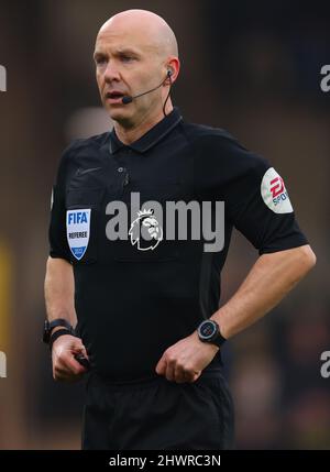 Arbitro, Anthony Taylor - Norwich City contro Brentford, Premier League, Carrow Road, Norwich, Regno Unito - 5th marzo 2022 solo per uso editoriale - si applicano le restrizioni DataCo Foto Stock