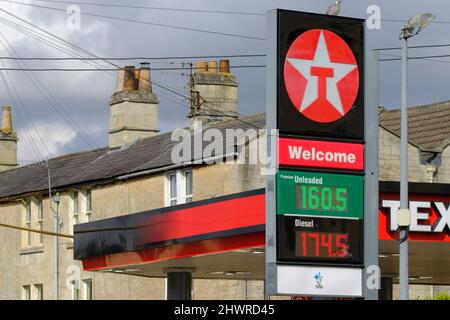 Bradford-on-Avon, Regno Unito. 7th Mar 2022. I prezzi della benzina e del diesel continuano a far salire il costo della vita. Credit: JMF News/Alamy Live News Foto Stock