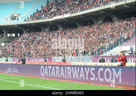 Rades, Tunisia. 7th Mar, 2022. Sostenitori del Club Africain durante la partita della 9th giornata del campionato tunisino tra il club africano (CA) ed Etoile sportive du sahel (ESS) allo stadio di Rades. (Credit Image: © Chokri Mahjoub/ZUMA Press Wire) Foto Stock