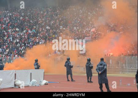 Rades, Tunisia. 7th Mar, 2022. Sostenitori del Club Africain durante la partita della 9th giornata del campionato tunisino tra il club africano (CA) ed Etoile sportive du sahel (ESS) allo stadio di Rades. (Credit Image: © Chokri Mahjoub/ZUMA Press Wire) Foto Stock