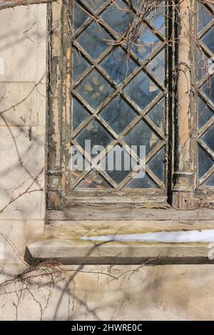 Vecchia finestra medievale gotica con pannelli in diagonale. Foto Stock