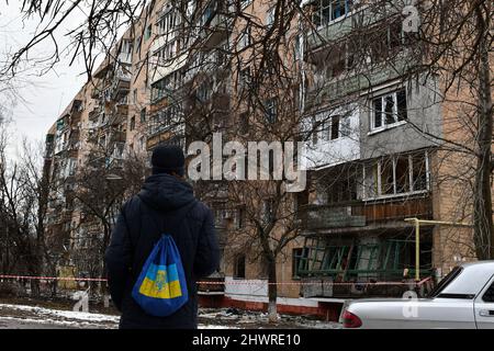 Kramatorsk, Ucraina. 06th Mar 2022. Un uomo ha visto guardare un edificio danneggiato a Kramatorsk. L'invasione russa dell'Ucraina è entrata nel suo giorno successivo, con alcuni esperti che suggeriscono che l'invasione potrebbe essersi bloccata in luoghi - nonostante l'insistenza del Presidente Vladimir Putin sabato che l'operazione "sta per pianificare". Credit: SOPA Images Limited/Alamy Live News Foto Stock