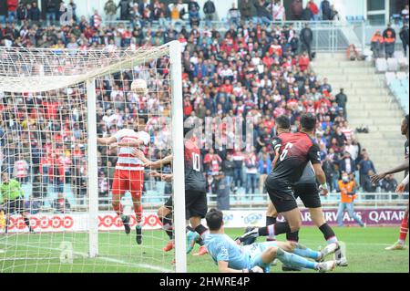 Rades, Tunisia. 7th Mar 2022. Azione del traguardo di parificazione di Skander Abidi per il Club Africain durante la partita della 9th giornata del campionato tunisino tra il club africano (CA) ed Etoile Sportive du sahel (ESS) allo stadio di Rades. (Credit Image: © Chokri Mahjoub/ZUMA Press Wire) Foto Stock