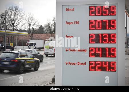 Carburante. 7th Mar 2022. I prezzi della benzina ai livelli record. La ragione è l'aumento del prezzo del greggio, dovuto alla guerra in Ucraina. Un distributore di benzina a Monaco il 7th marzo 2022 con i prezzi per tutti i tipi di carburante. Credit: dpa/Alamy Live News Foto Stock