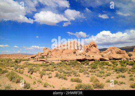 Incredibili formazioni rocciose lungo la strada nel deserto di Siloli, Altiplano Boliviano, Dipartimento di Potosi, Bolivia Foto Stock