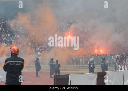 Rades, Tunisia. 7th Mar, 2022. Sostenitori del Club Africain durante la partita della 9th giornata del campionato tunisino tra il club africano (CA) ed Etoile sportive du sahel (ESS) allo stadio di Rades. (Credit Image: © Chokri Mahjoub/ZUMA Press Wire) Foto Stock