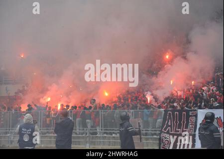 Rades, Tunisia. 7th Mar, 2022. Sostenitori del Club Africain durante la partita della 9th giornata del campionato tunisino tra il club africano (CA) ed Etoile sportive du sahel (ESS) allo stadio di Rades. (Credit Image: © Chokri Mahjoub/ZUMA Press Wire) Foto Stock