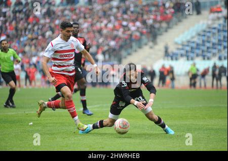 Rades, Tunisia. 7th Mar 2022. Duello tra Lary Azzouni(L) del Club Africain e Zineddine Boutman sul terreno dell'ESS durante la partita della 9th giornata del campionato tunisino tra il club africano (CA) ed Etoile Sportive du sahel (ESS) allo stadio di Rades. (Credit Image: © Chokri Mahjoub/ZUMA Press Wire) Foto Stock