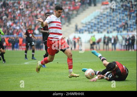 Rades, Tunisia. 7th Mar 2022. Duello tra Lary Azzouni(L) del Club Africain e Zineddine Boutman sul terreno dell'ESS durante la partita della 9th giornata del campionato tunisino tra il club africano (CA) ed Etoile Sportive du sahel (ESS) allo stadio di Rades. (Credit Image: © Chokri Mahjoub/ZUMA Press Wire) Foto Stock