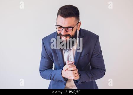 Ritratto di uomo d'affari felice che sta ridendo. Copiare lo spazio sull'immagine per il testo o l'annuncio. Foto Stock