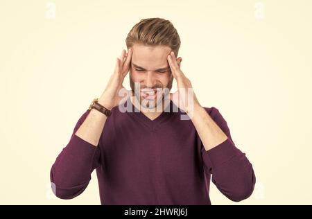 Ragazzo afflitto con gli occhi chiusi schiacciare la testa con le mani che soffrono di mal di testa, emicrania Foto Stock