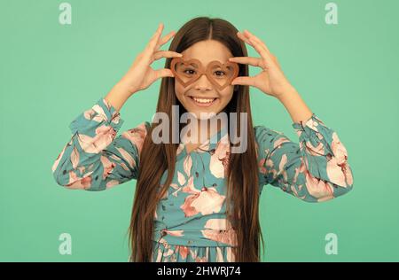 San Valentino è vicino. Bambino divertente indossare occhiali di protezione. Buon giorno di San Valentino. Febbraio 14 Foto Stock