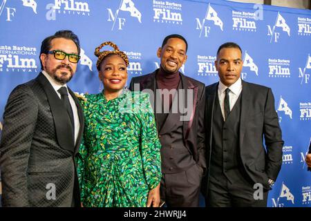 Arrivi di tappeti rossi; direttore esecutivo SBIFF, Roger Durling, Aunjanue Ellis, Will Smith, Reinaldo Marcus Verde. Il Festival Internazionale del Cinema di Santa Barbara del 37th premia Will Smith e Aunjanue Ellis con l'eccezionale Performers of the Year Award all'Arlington Theatre di Santa Barbara, California, 6 marzo 2022. (Foto di Rod Rolle/Sipa USA) Foto Stock