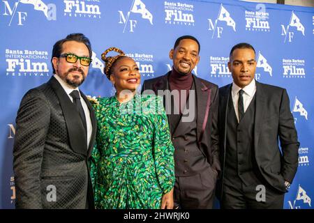 Arrivi di tappeti rossi; direttore esecutivo SBIFF, Roger Durling, Aunjanue Ellis, Will Smith, Reinaldo Marcus Verde. Il Festival Internazionale del Cinema di Santa Barbara del 37th premia Will Smith e Aunjanue Ellis con l'eccezionale Performers of the Year Award all'Arlington Theatre di Santa Barbara, California, 6 marzo 2022. (Foto di Rod Rolle/Sipa USA) Foto Stock