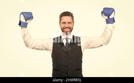 ragazzo felice in boxing guanti e formalwear celebrare il successo isolato su sfondo bianco, boxing Foto Stock