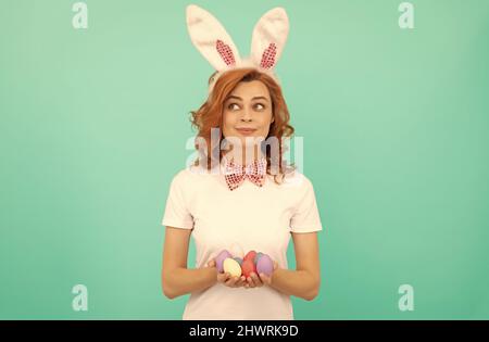 Coniglio di Pasqua. Donna Buona Pasqua. in orecchie di coniglio e cravatta di prua. Tempo per divertimento. Caccia alle uova. Foto Stock