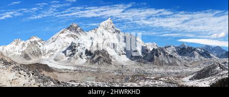 Vista panoramica delle montagne dell'himalaya, del Monte Everest con il bel cielo e del Ghiacciaio Khumbu - strada per il campo base dell'Everest, la valle di Khumbu, la Sagarmatha natio Foto Stock