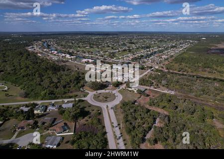 Vista aerea di Sunset Road e Cougar Way Circle in rotonda Florida sullo sfondo è il golfo del Messico e Placida Fl. Preso 2021 giugno. Foto Stock