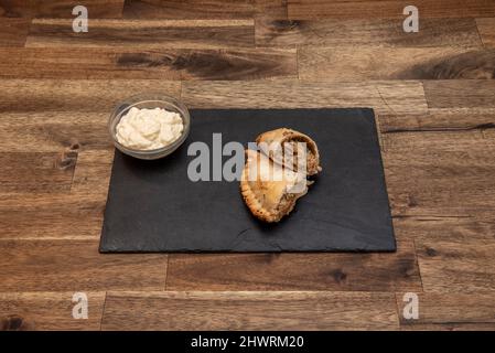 Empanadas argentine al forno e farcite con tritato manzo macinato, cipolla, pepe, peperoncino macinato, cumino, origano, uova sode e olive. Foto Stock