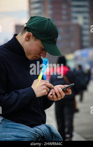 I residenti di Brighton Beach si riuniscono per un Rally pro Ucraina al Riegelmann Boardwalk e Brighton 6th. Molti indossano i colori giallo e blu della bandiera Ucraina per mostrare supporto. Le più grandi comunità ucraine-americane di New York City si trovano a Brighton Beach e nelle aree di Sheepshead Bay a Brooklyn. Brighton Beach è stata soprannominata Little Odessa a causa della sua popolazione di immigrati provenienti da Ucraina, Russia e altri territori ex-sovietici. Preso il 6 marzo 2022, a Brooklyn, New York. La gente in tutto il mondo ha pubblicato cartelli e appeso bandiere ucraine a sostegno dell'Ucraina dopo Russi Foto Stock