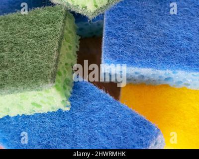 Alcune spugne colorate, un primo piano. Foto Stock