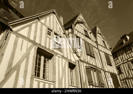 Vecchie case a graticcio nella città medievale di Auxerre, Borgogna, Francia. Foto storica di Seppia. Foto Stock