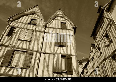 Vecchie case a graticcio nella città medievale di Auxerre, Borgogna, Francia. Foto storica di Seppia. Foto Stock