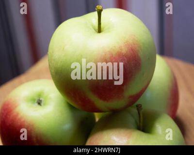 Un mazzo di succose mele rosse, un primo colpo. Frutta matura. Foto Stock